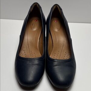 Clarks Artisan Women’s Sz7.5 Navy Leather Round-Toe Pumps #0264